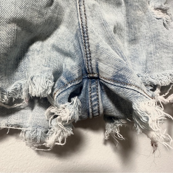 Old Navy Boyfriend Denim Shorts Distressed Cutoffs Light Wash Women’s Size 10 - Picture 6 of 12